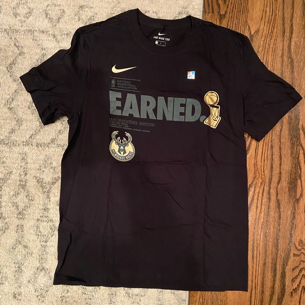 Nike 2021 NBA Champions Celebration Parade Milwaukee Bucks T-Shirt (M)